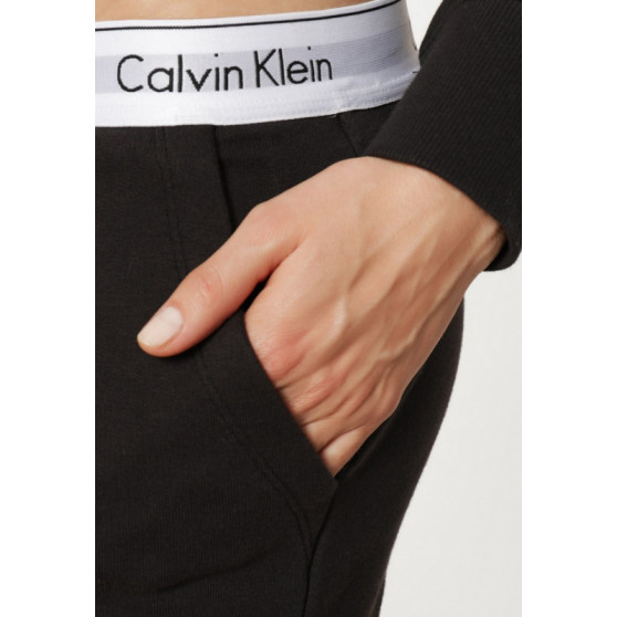 Női melegítőnadrág Calvin Klein fekete (QS5716E-001)
